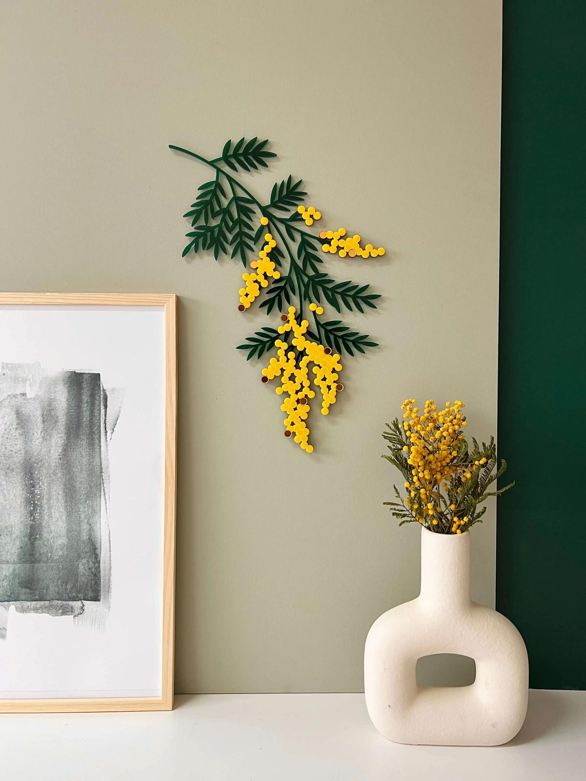 Décoration murale branche de mimosa en bois peint dans un salon