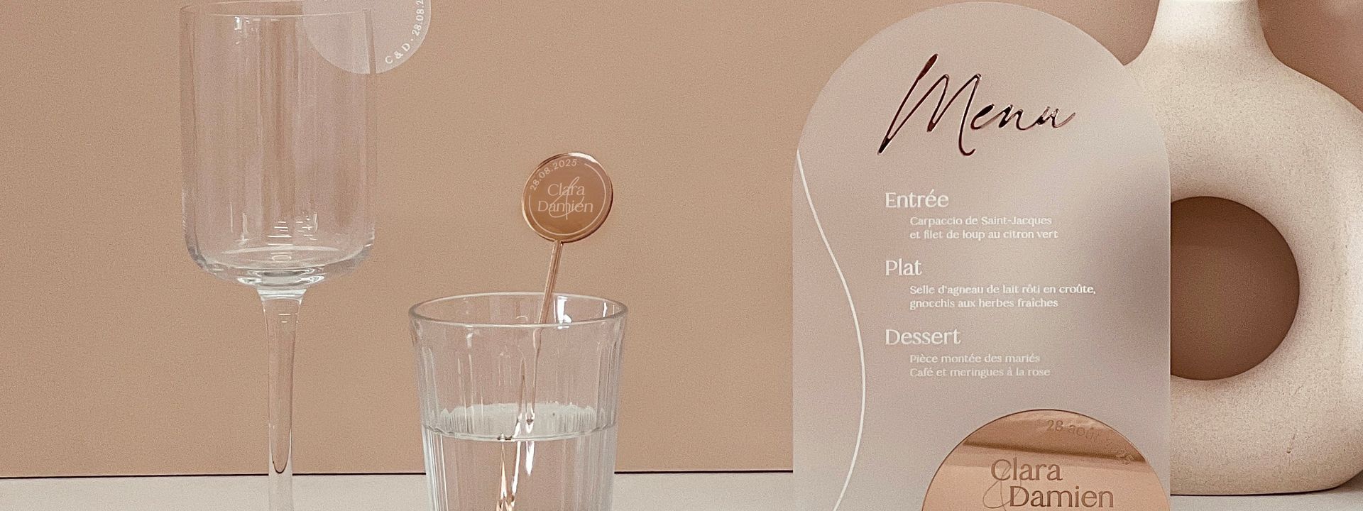 Menu de mariage en plexiglas gravé et mélangeur personnalisé à côté d'un verre