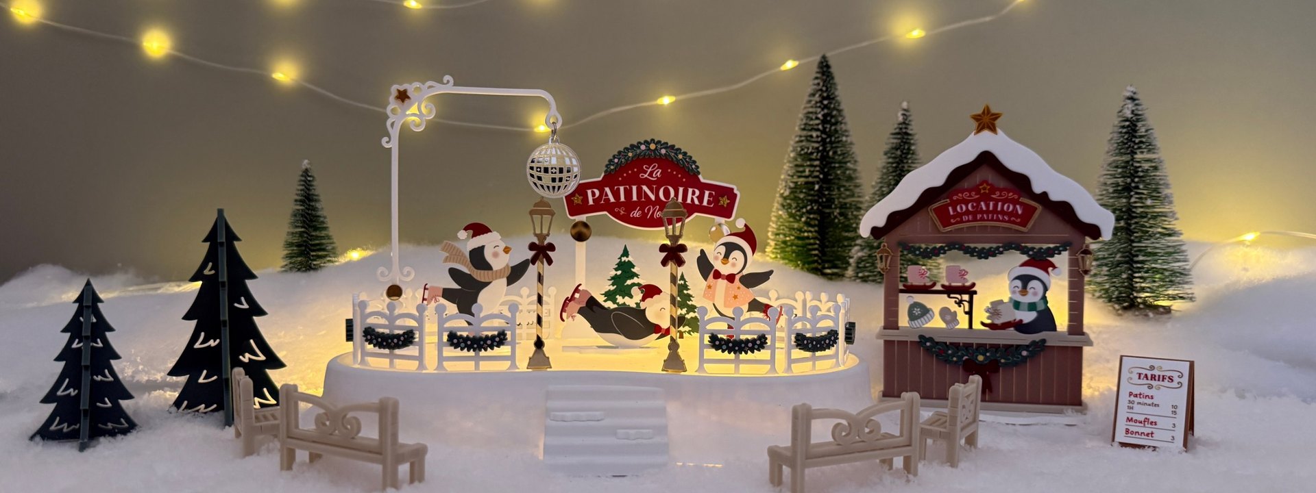 Mini-monde de Noël en plexiglas : patinoire, pingouins et chalet de location de patins fabriqués en Alsace